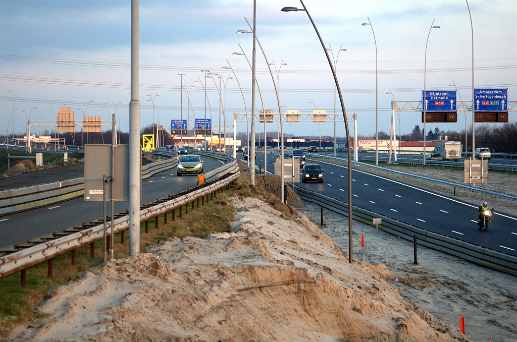 20091213-171453.bmp - Over naar kp. Batadorp. Rechts de A2 hoofdrijbaan in zuidelijke richting, waar we zodadelijk de gewijzigde verkeerssituatie bekijken, maar eerst even het lot van de verbindingsweg Nijmegen-Breda.  week 200949 