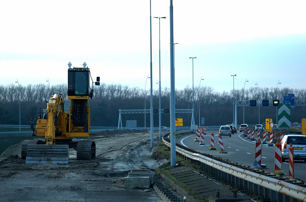 20091213-171852.bmp - Sloopwaar: de voormalige verbindingsweg Breda-Nijmegen, de nog even in verkeer zijnde oude verbindingsweg Nijmegen-Breda, en het oude viaduct KW A.