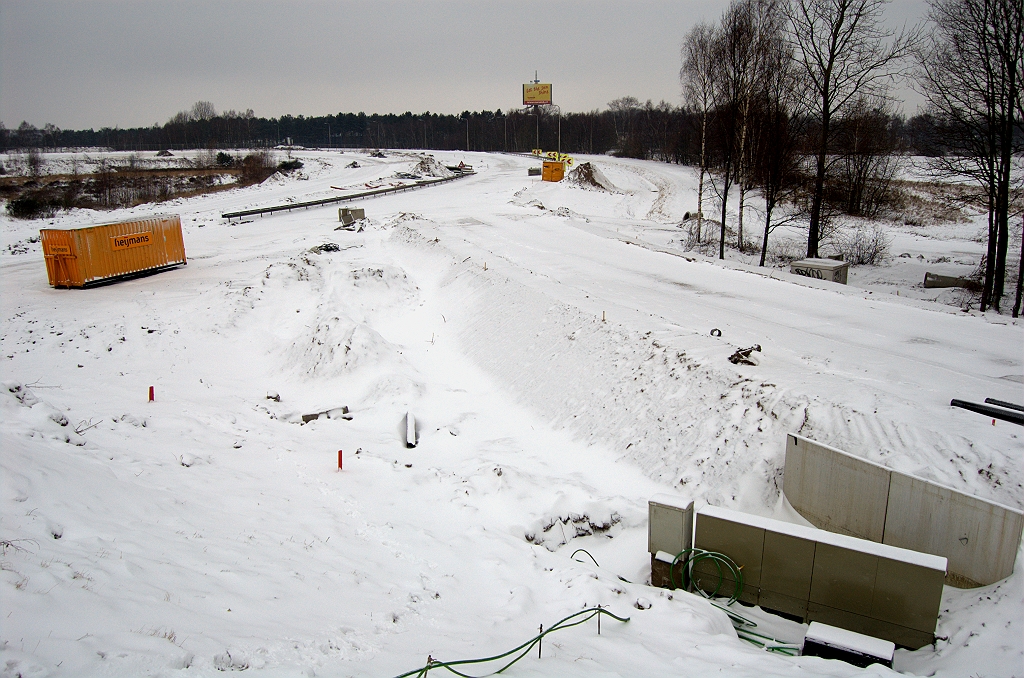 20091220-143914.bmp - Op het tijdelijk dijklichaam voor de bypass naar de oude verbindingsweg Maastricht-Breda ligt nog gewoon zand onder de sneeuw en rijplaten.  week 200950 