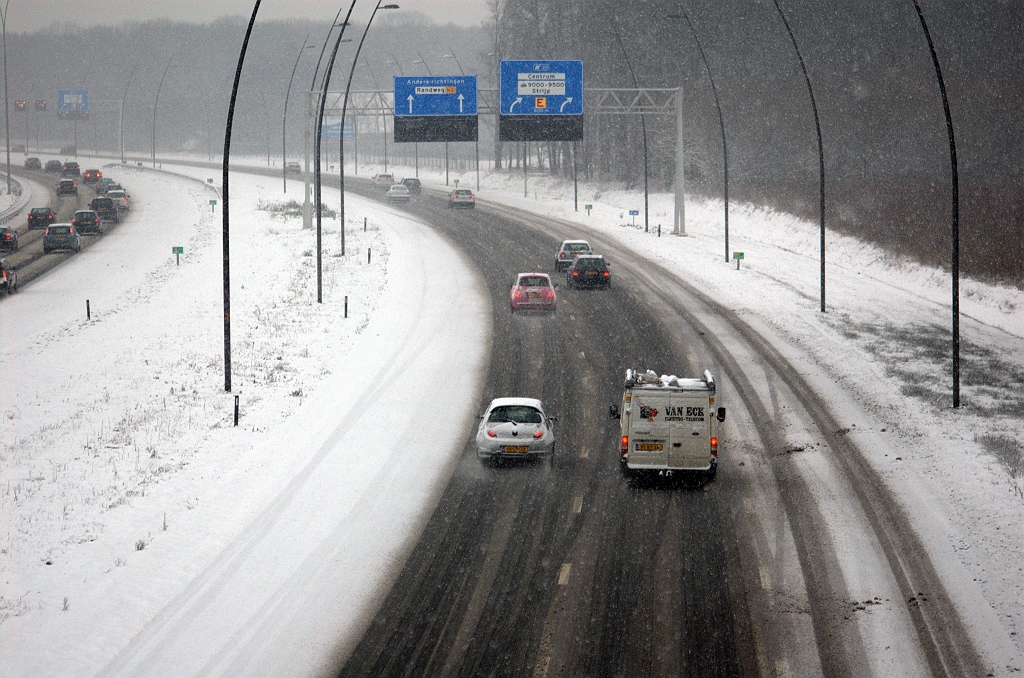 20091220-160006.bmp - De parallelrijbaan tussen de aansluitingen Airport en Centrum, met voorheen vier rijstroken. De opmerkzame lezer, nog steeds van goede wil, zal de nieuwe borden zien. Ze zijn vorig weekend geplaatst tijdens werkzaamheden die de definitieve verkeerssituatie bij de afrit Centrum gerealiseerd hebben. Er vallen nu twee rijstroken af naar de afrit.  week 200905 