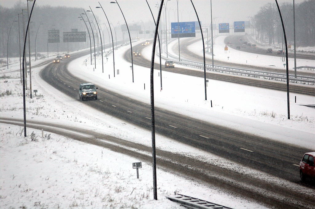 20091220-160219.bmp - Aansluiting Airport, noordzijde. Met een beetje goede wil zijn de vier rijbanen nog herkenbaar. Met nog meer goede wil zou men kunnen opmerken dat de matrixborden zijn uitgeschakeld. Sinds vrijdagavond 18 december 2009 is het dan ook toegestaan om op delen van de hoofdrijbanen in de randweg Eindhoven 120 km/uur te rijden, waaronder het wegvak kp. de Hogt-kp. Ekkersweijer. Op een dag als vandaag zijn een heleboel weggebruikers daar erg blij mee.  week 200948 