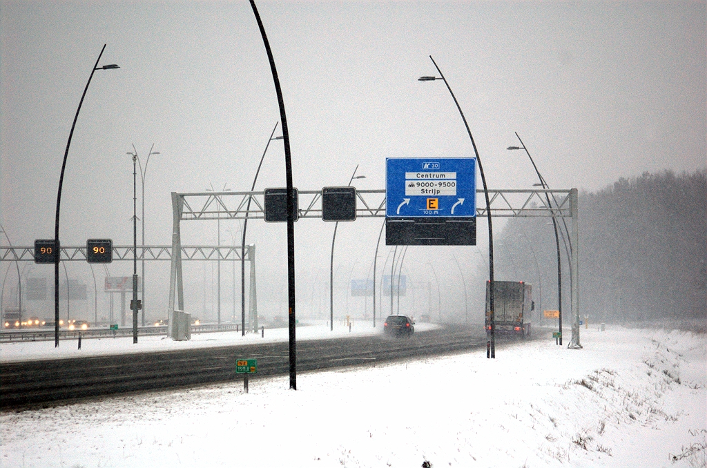 20091220-161907.bmp - Tweede van drie bewegwijzeringsportalen voor de afrit Centrum. In de eerste generatie waren het twee borden, maar nu is het rechtdoorbord geschrapt.  week 200905 