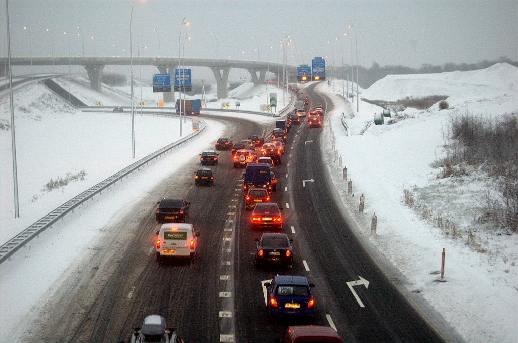 20091220-172932.bmp - Opvallend hoeveel voertuigen nog steeds absusievelijk de richting Amsterdam kiezen en op het laatste moment van rijstrook moeten wisselen. Dit in een situatie die al drie maanden bestaat. Er werd ook een geval geconstateerd van achteruitrijden (sorry geen foto).