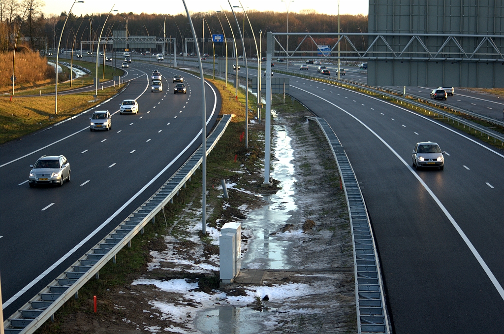 20091226-170337.bmp - Behalve op de A2 hoofdrijbaan (rechts) is ook op de N2 parallelrijbaan vanaf de afrit Airport 120 km/uur toegestaan, sinds 18 december. De matrixborden zijn er immers gedoofd en er staan  borden G1 autosnelweg  zo ongeveer bij het begin van de vluchtstrook linksboven. Het verkeer observerende lijken de meeste parallelrijbaangebruikers dit nog niet door te hebben (een foto kan dit niet verduidelijken).