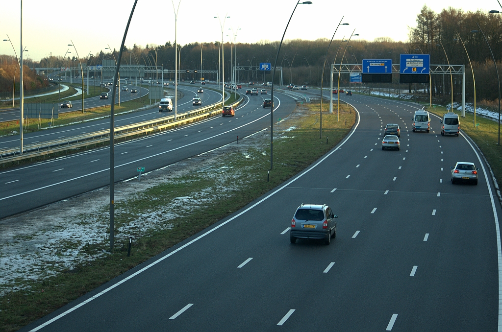 20091226-170629.bmp - En ook aan de zuidzijde zijn weer alle rij- en vluchtstroken zichtbaar. Geen schade aan het nieuwe DZOAB, op het eerste gezicht.  week 200951 