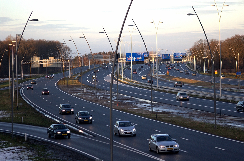 20091226-170800.bmp - Sneeuw verdwenen in de aansluiting Airport, noordzijde, zodat er weer van de volle 120 km/uur kan worden genoten op de twee rechtse rijbanen.  week 200951 