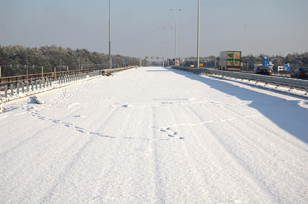 20100103-144011.bmp - Navraag heeft geleerd dat het opvijzelen van de oude viaducten definitief is geschrapt. Het groot onderhoud bestaat dus "slechts" uit het repareren van betonrot (dat er nauwelijks bleek te zijn), en het vervangen van asfalt, geleiderail en voegovergangen...  week 200950 