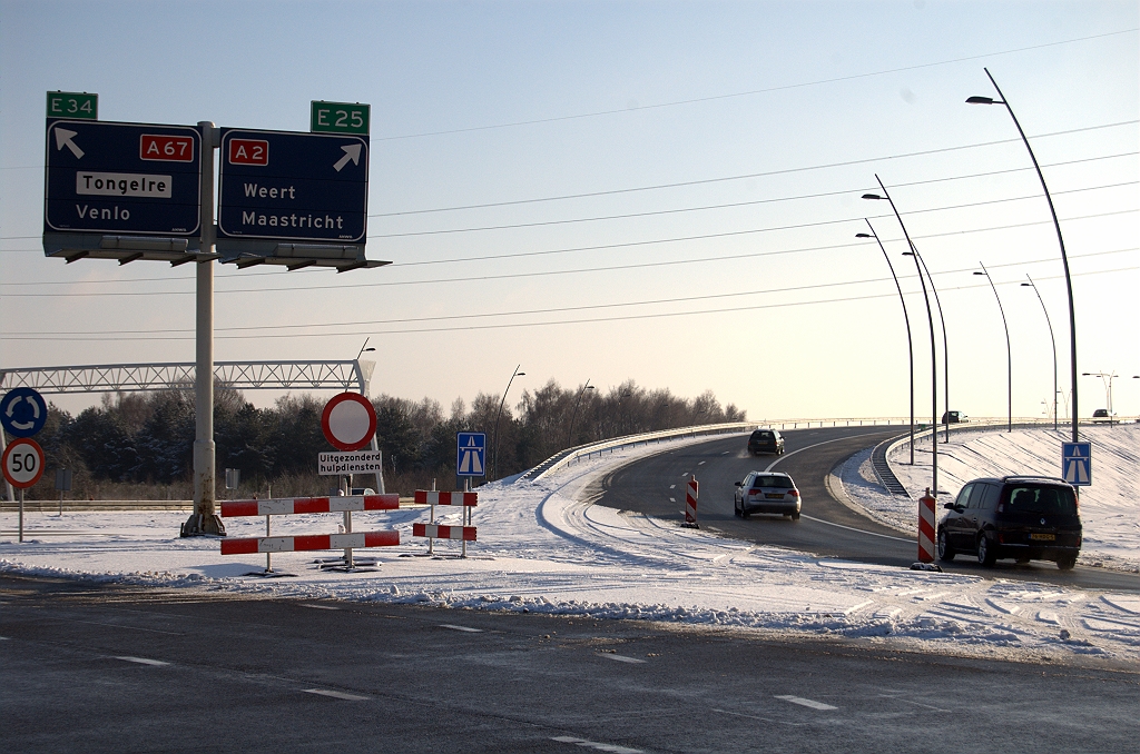 20100103-145326.bmp - Borden G1 (autosnelweg) geplaatst aan het begin van het talud naar KW 34. Het verwijderen van de afdekkingen op het linker bewegwijzeringsbord is wat vooorbarig.