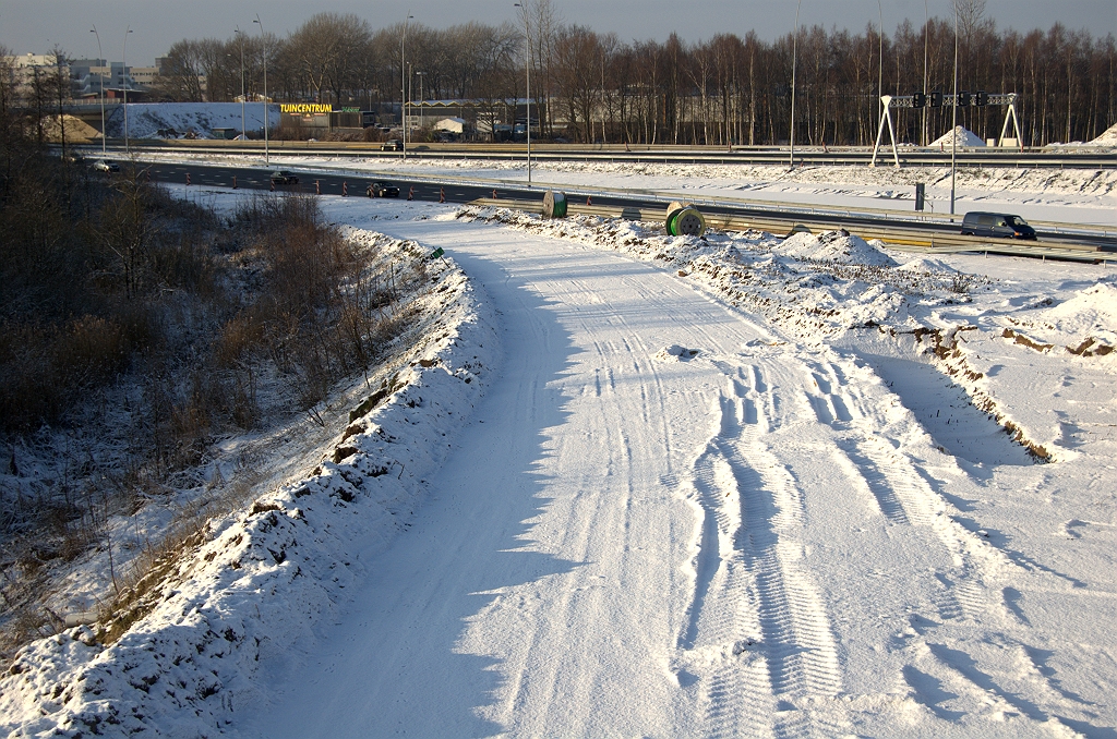 20100103-153726-1.bmp - Nog even de voormalige wegvakken van en af de duiker. De A67 bypass met pittige helling...