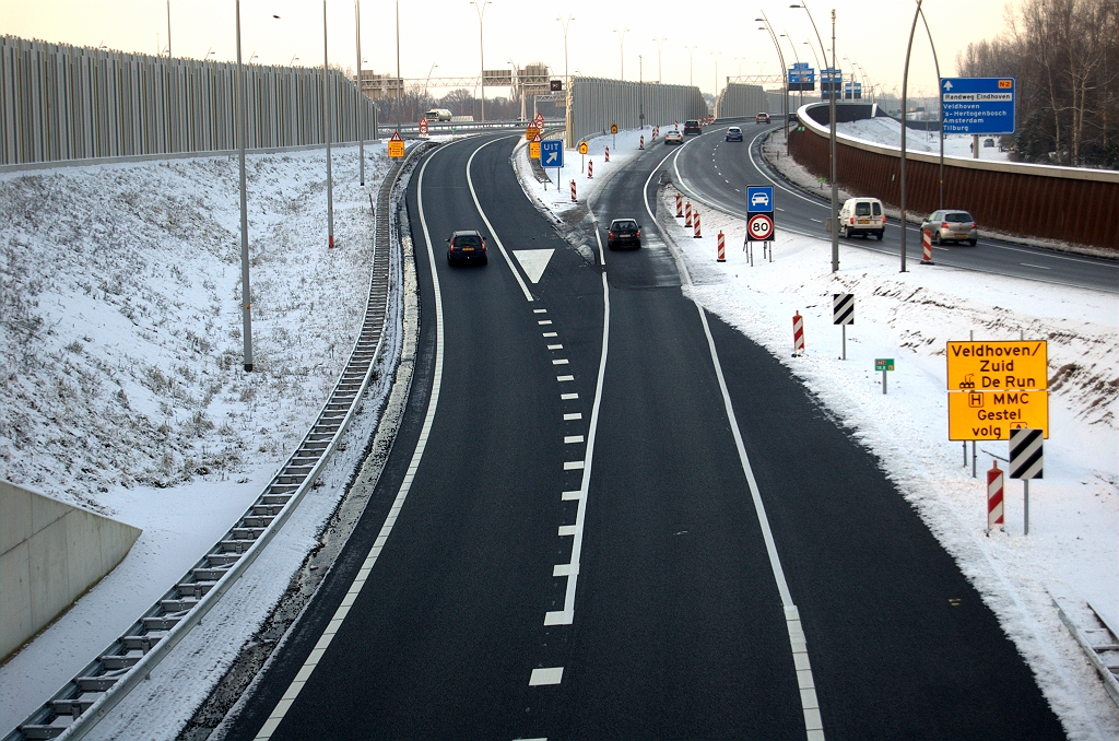 20100103-164359.bmp - Tweede combobord autoweg/80 treffen we aan langs de verbindingsweg Antwerpen-Amsterdam in kp. de Hogt. Oversteek naar de parallelrijbaan nog niet op de definitieve locatie. In de verte de sandwichconstructie van de geluidsschermen tussen hoofd- en parallelrijbaan...  week 200945 