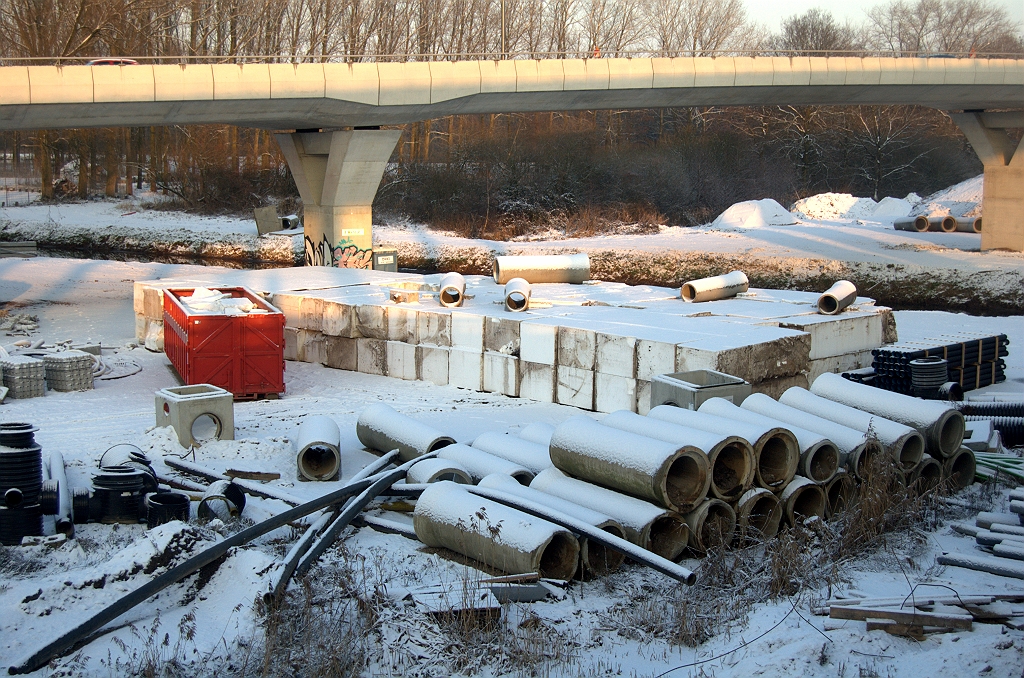 20100103-165706.bmp - De A2 en A67 lagen op een dijklichaam op de te slopen duiker. Wellicht werd er drukverlichting toegepast in de vorm van EPS (piepschuim) blokken, waarvan we er een stel aantreffen die elders in het knooppunt zijn neergelegd,