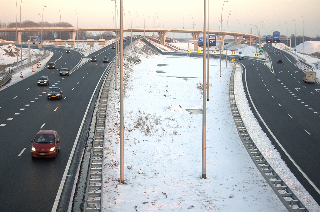 20100103-172632.bmp - De winter is teruggekeerd in de Randweg Eindhoven. Enige centimeters sneeuw en 5 graden vorst op zondag 3 januari. Geen problemen voor het verkeer, in tegenstelling tot twee weken geleden.  week 200951 