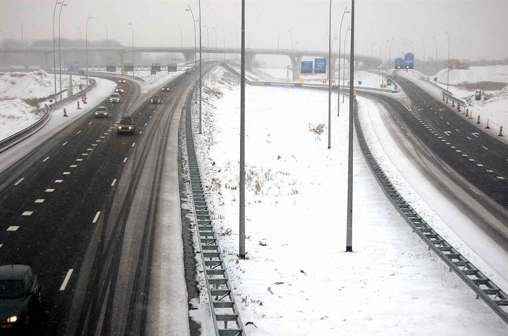 20100109-162728.bmp - Ietwat verminderd zicht in kp. de Hogt. Het sneeuwt, maar verder is het gewoon een grijze dag.  week 200953 