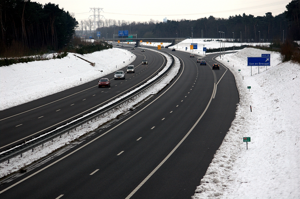 20100110-143705.bmp - De winter blijft voortduren in de Randweg Eindhoven. En wellicht elders ook, maar dat hebben we niet geverifieerd. De werken liggen dan ook stil vanwege vorstverlet. We vermaken ons dan maar met wat winterse plaatjes, zoals deze van de verdiepte ligging van de A50.  week 200950 