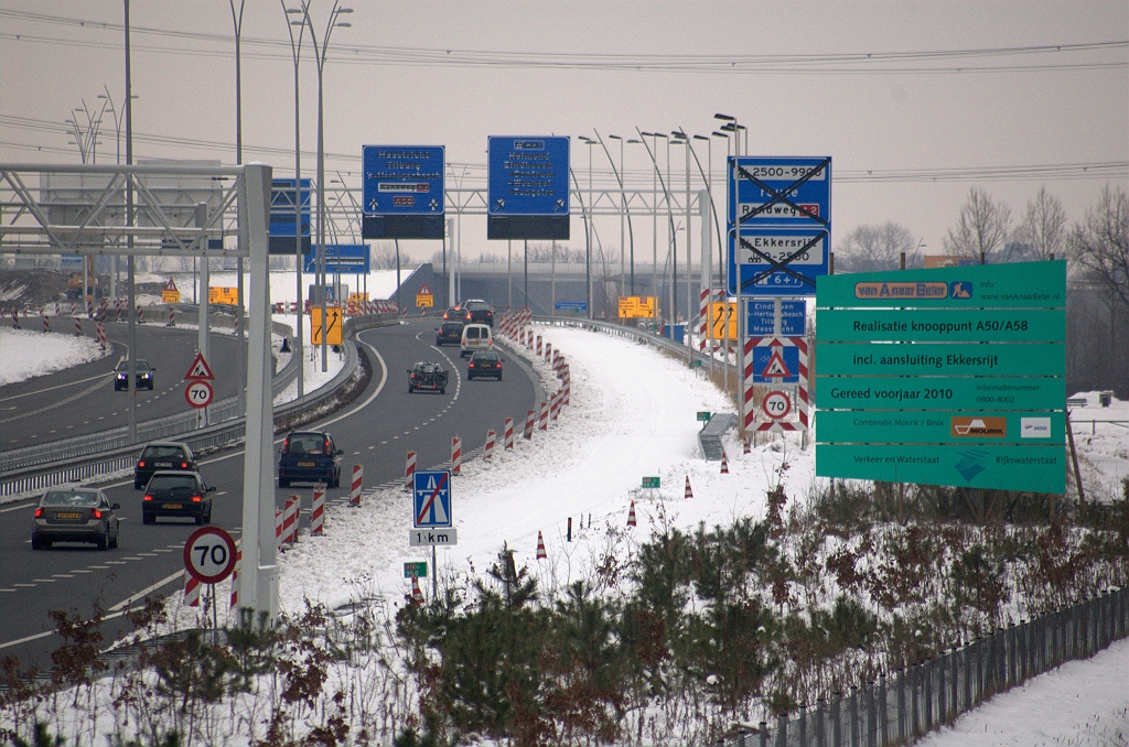 20100110-154956.bmp - Zelfs de geleidebakens staan nog fraai in het gelid langs de slinger naar KW 41, ondanks de sneeuw die van de rijbaan is weggeschoven.  week 200950 