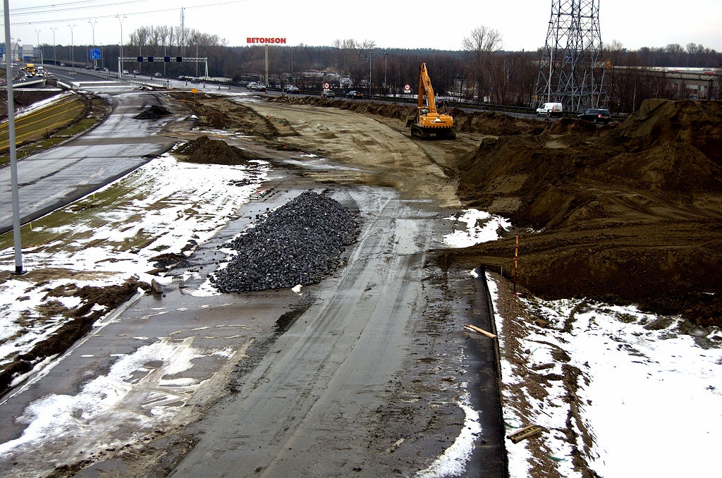 20100116-145555.bmp - ...zodat de oostelijke A50 rijbaan, die een maand of 10 begraven heeft gelegen onder de col, weer zichtbaar wordt.  week 200940 