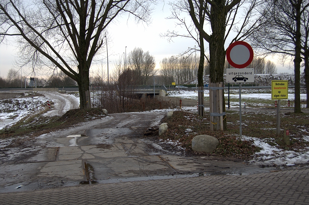 20100116-152123.bmp - Na een aantal weken winterweer in de Randweg Eindhoven lijkt nu de dooi definitief door te breken. Werkverkeertoerit naar de bouwplaats Ekkersrijt weer zichtbaar.