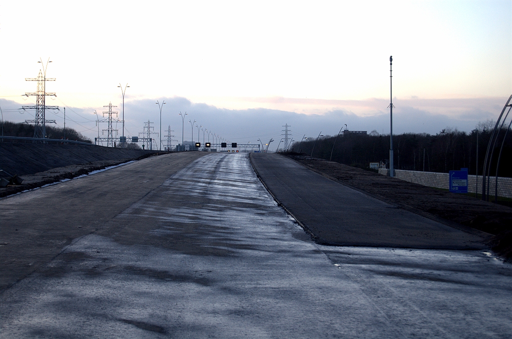 20100117-175320.bmp - Terug naar de A67 op het talud naar het Leender bultje en de samenvoeging met de A2 vanuit de richting Maastricht. Vluchtstrook is ZOAB-gereed.  week 200953 