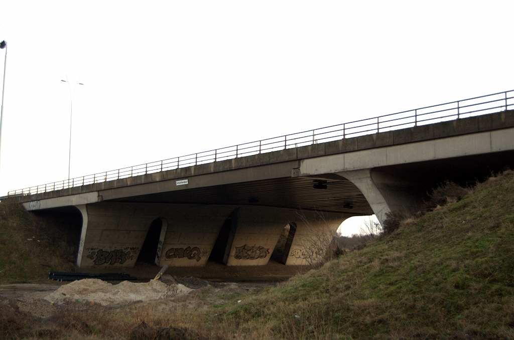 20100117-175823.bmp - Verstoorde waterhuishouding in het oude viaduct waardoor het asfalt- en voegovergangloze brugdek nog nat is van het smeltwater terwijl de landhoofden hun lichtere kleur al weer herwonnen hebben.  week 200946 