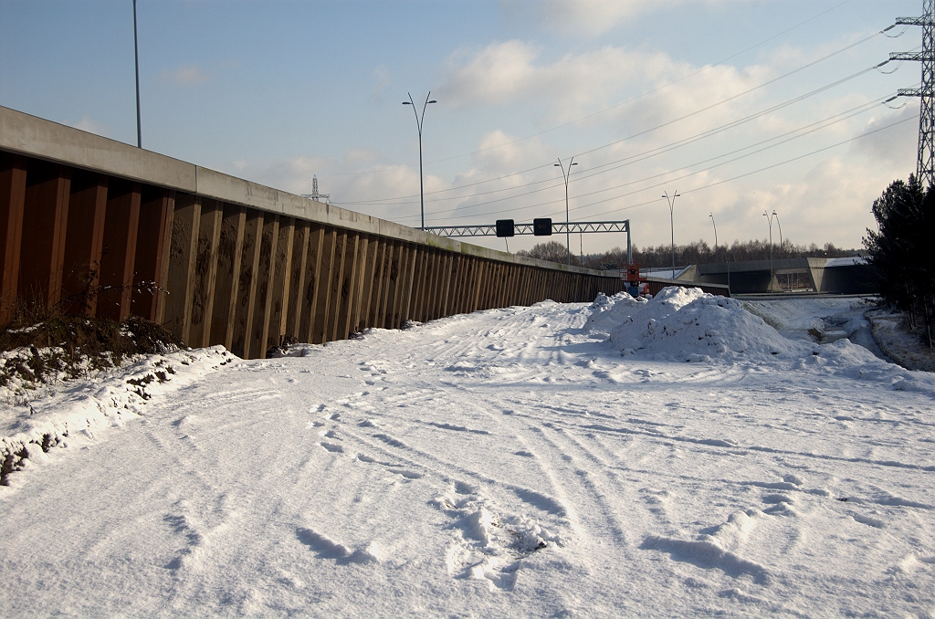 20100130-141600.bmp - De voormalige aankomst van de bypass op de A2 hoofdrijbaan in de richting Maastricht is inderdaad verdamwand.  week 200950 