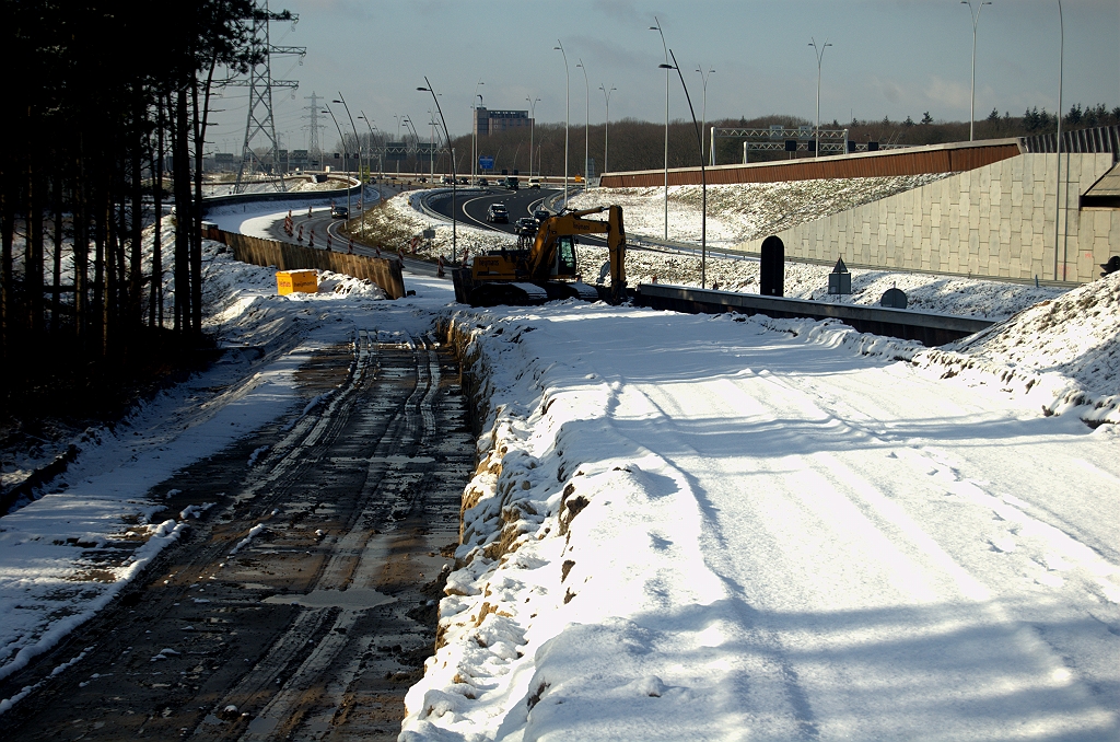 20100130-141712.bmp - Sloop van de tijdelijke bypass in de N2 langs kp. Leenderheide. Een werkje dat met lichte vorst nog wel doorgang kan vinden.  week 200950 