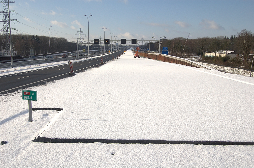 20100130-143407.bmp - Die observatie wordt bevestigd bij de samenkomst met de A2 vanuit de richting Maastricht. Een enkele "traptrede" nog maar die wordt gevormd door het ZOAB dat al langer op de "zuidas" ligt.  week 201002 