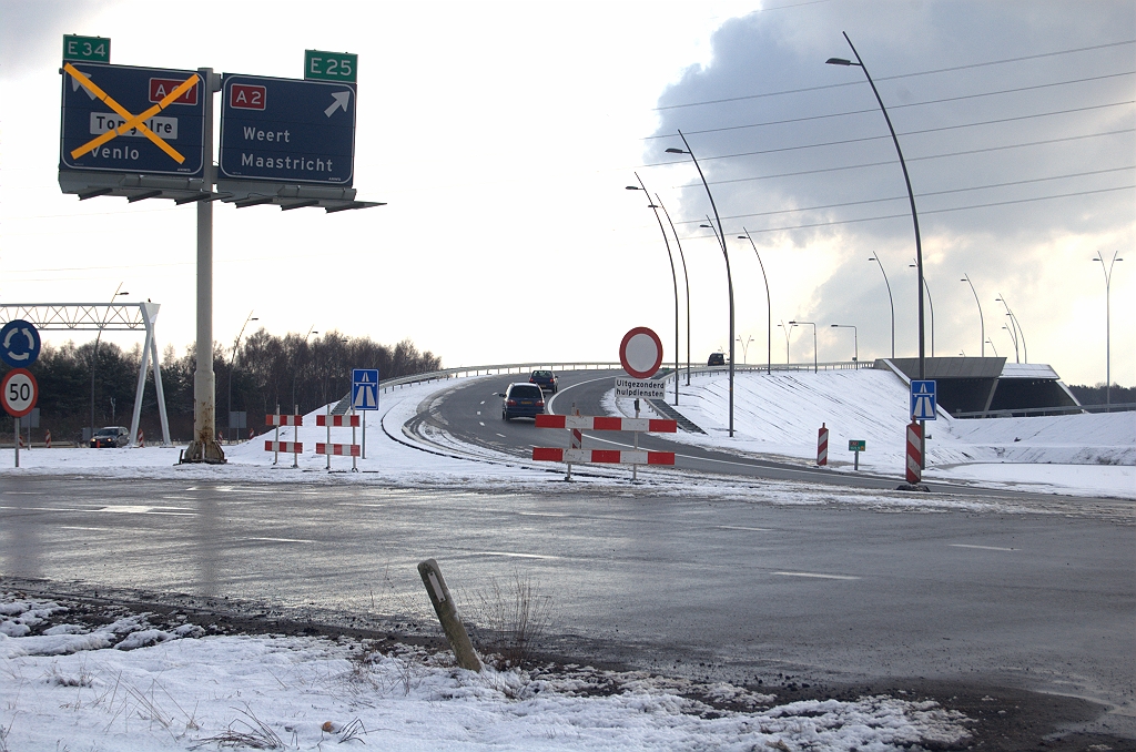 20100130-145030.bmp - De rotonde Leenderheide valt formeel buiten de projectgrens, maar toch hebben we confirmatie dat de oude aangelichte borden worden vervangen. Nog maar een foto ervan dus, nu hij er nog staat. Het excuus is deze keer, dat de afkruizing op het linkerbord weer terug is aangebracht.  week 200953 