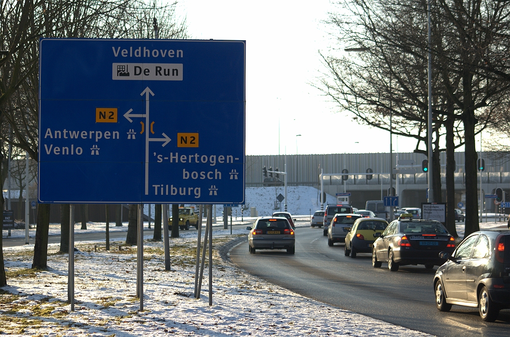 20100130-165346.bmp - Ook aan Eindhovense zijde van de aansluiting is men met de boormachine bezig geweest.  Aanvulling : Het viaductsymbooltje op dit bord staat verkeerd om (met dank aan Wouter N14).  week 200821 