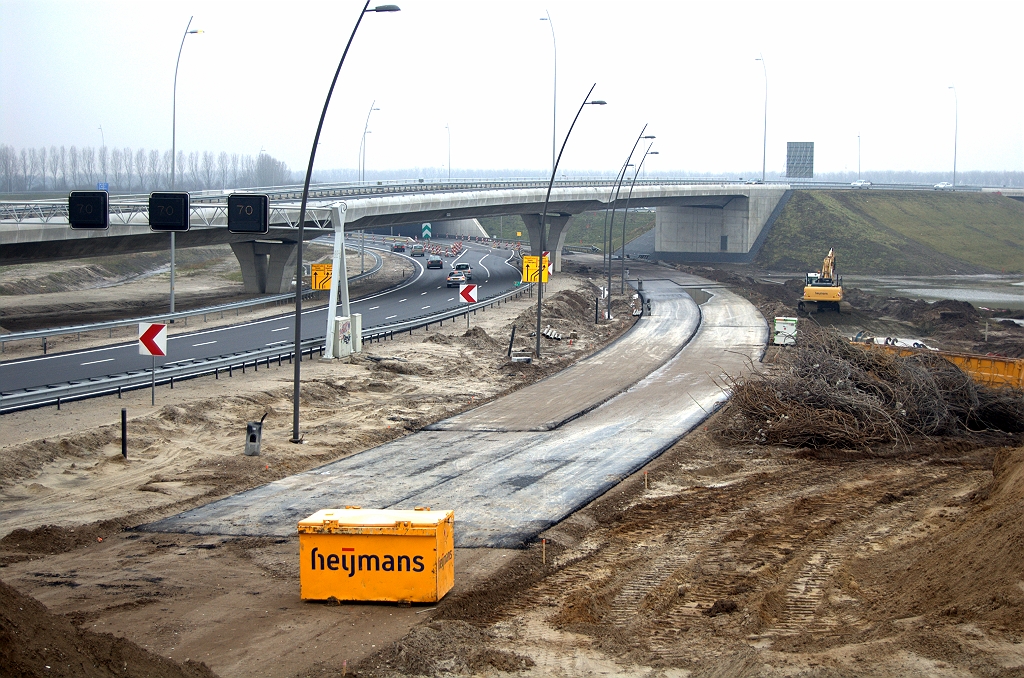 20100206-154416.bmp - Direct naast het nieuwe asfalt sporen van sloop...