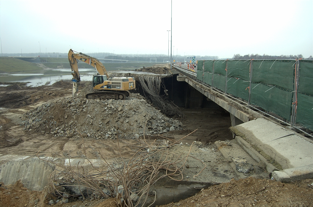 20100206-154646.bmp - Duidelijk te zien dat het twee gescheiden viaducten zijn/waren, met betonnen afdekplaatjes op de tussenruimte, en zelfs een eigen uithouder voor lichtmast.  week 200951 