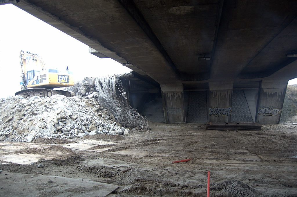 20100206-161533.bmp - Het gesloopte viaduct is de smallere van de twee, met maar twee van die bijzondere steunen. De grotere breedte van het nog even te sparen andere viaduct is uiteraard vanwege de voormalige uitvoeger naar de 270 graden bocht.  week 200840 