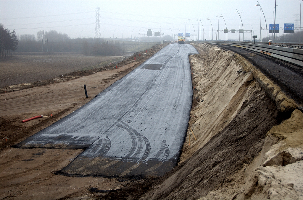 20100206-161906.bmp - Rijbaan loopt voorlopig dood op het te slopen KW A (standpunt). Puinfundering op het faseringsdijklichaampje (links)...