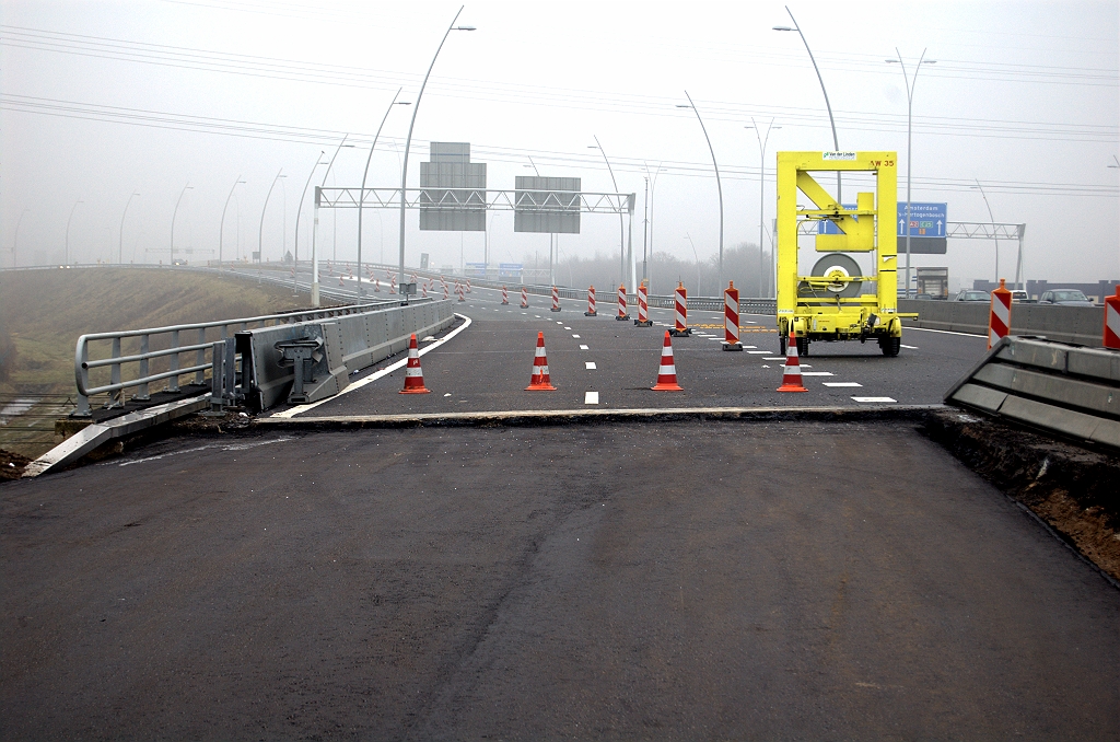 20100206-162726.bmp - Tijdens een aantal vorstvrije dagen sinds ons vorige bezoek twee weken geleden heeft men kans gezien de nieuwe verbindingsweg Nijmegen-Breda in kp. Batadorp van asfalt te voorzien. Aan de hoogte van de "traptrede" in KW 3 te zien lijkt het zelfs al ZOAB-gereed.  week 201003 