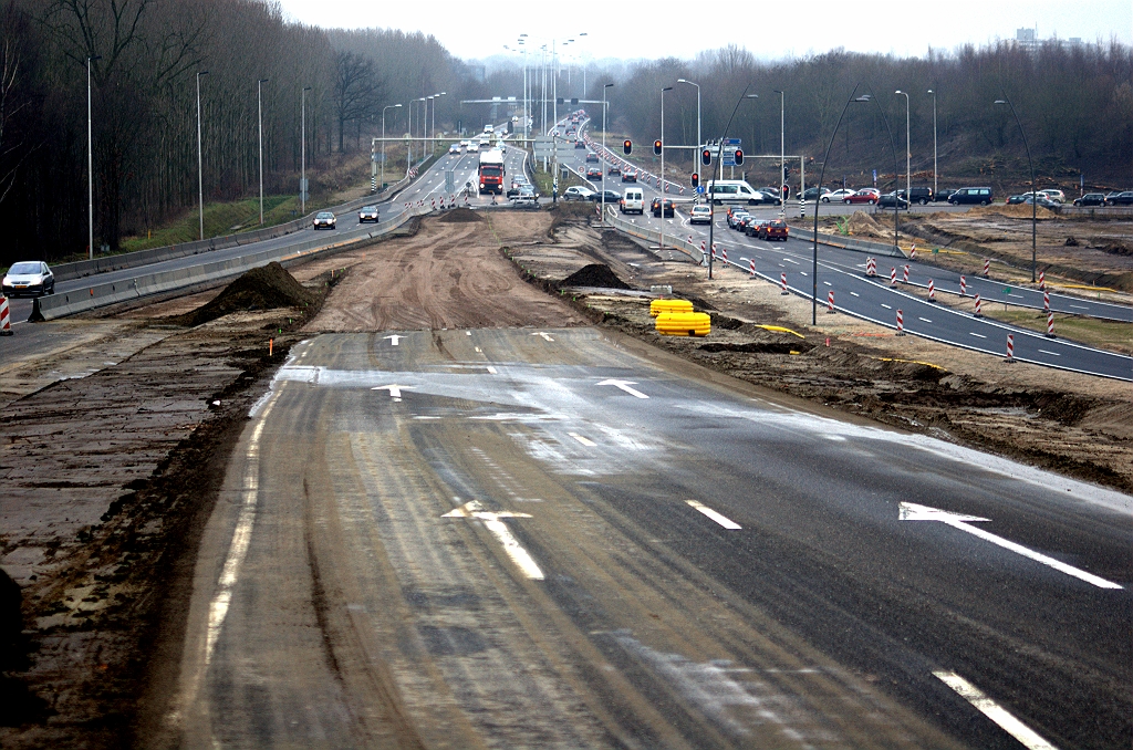 20100206-173213.bmp - Grondlichaam voor het talud naar KW 43 in de verbindingsweg Helmond-Breda is nu wel zo'n beetje op de definitieve breedte gebracht. De rare slinger beneden is wellicht voor een fasering. In de eindsituatie zijn alle relaties van en naar de J.F. Kennedylaan vloeiend.  week 201003 