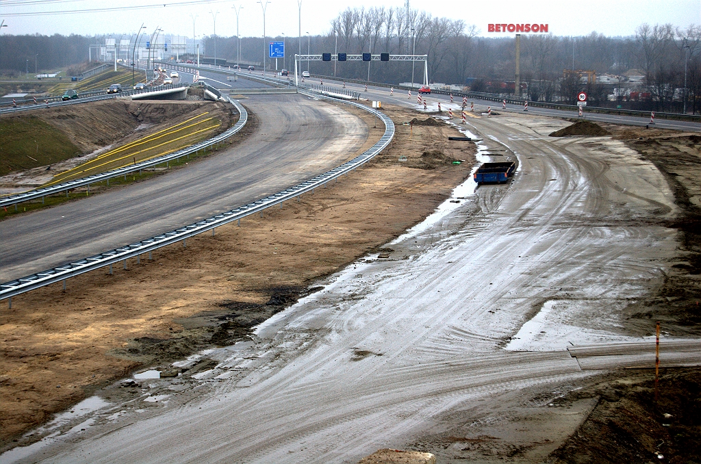 20100206-173734.bmp - Geleiderail verder doorgetrokken in de westelijke A50 rijbaan vanaf KW 41 in Ekkersrijt. Vorkbord in de aansluiting Son en Breugel weer in het gelid gezet.  week 201003 