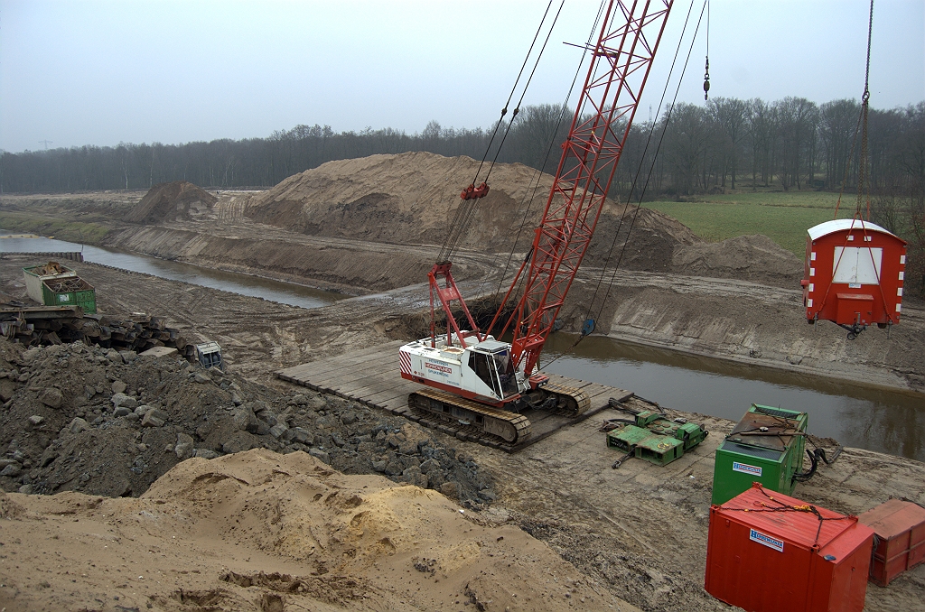 20100207-135411.bmp - De smalle werkverkeeroverspanning is vermoedelijk gehandhaafd gebleven zodat de kraan met trilapparaat efficient kon manoevreren tussen beide oevers. Nu de andere (zuidelijke) oever geheel "schoon" is, zou dat laatste stukje beton ook verwijderd kunnen worden.  week 201004 