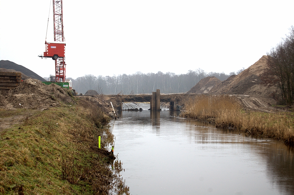 20100207-140014.bmp - Aan de westzijde van de oude duiker in de A2 over de Dommel in kp. de Hogt zijn nu alle damwanden verwijderd. Sommige ervan zijn midden in het riviertje terug ingetrild, maar waarom...  week 201004 