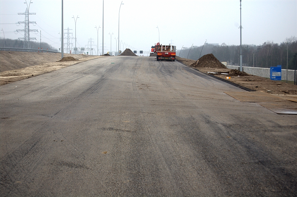 20100207-142804.bmp - ZOAB gereed asfalt op het talud naar het Leender bultje in de A67 vanuit de richting Venlo. Tevens lichtmasten geplaatst. Geleiderail ontbreekt nog. Geen bewegwijzering nodig hier, maar er zal wel behoefte zijn aan borden waarop de taper naar de A2 duidelijk wordt aangekondigd. Die taper is immers onzichtbaar als men op vooral de linkerrijstrook het bultje bestijgt met 120 km/uur.  week 201004 