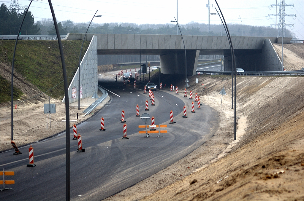 20100207-143906.bmp - Andere (oost-)zijde van KW 33 waar de parallelrijbaan zich verbreedt ten behoeve van de opstelvakken voor de rotonde. De enkelstrooksfasering lijkt zich eenvoudig te laten aanpassen zodat de rijbaan verder kan worden afgewerkt. De definitieve situatie is nog steeds gepland voor deze maand, zodat alle markering dan toch wel op zijn plek moet liggen.  week 200953 