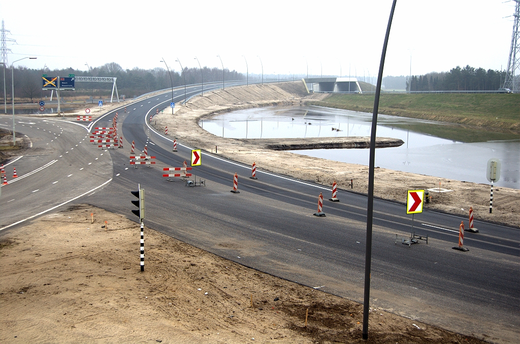 20100207-144020.bmp - Ondanks die flexibele fasering zijn er verkeersstops aangekondigd in het parallelrijbaanwegvak Waalre-Leenderheide op 9 februari. Misschien is dat voor het inhijsen van liggers in nieuwe portalen voor verkeerslichten...  week 200953 