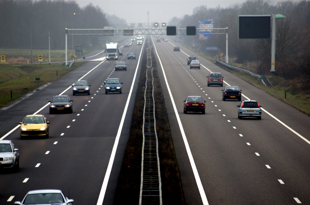 20100207-151553.bmp - In het A67 wegvak tussen Geldrop en kp. Leenderheide is al het 1 en ander gebeurd, zoals het plaatsen van signalering en een grafisch routeinformatiepaneel. De oude bewegwijzering staat er echter nog steeds. Vervanging ervan kan niet lang meer op zich laten wachten, zodat we het wegvak verkennen en de te vervangen borden nog even vastleggen.