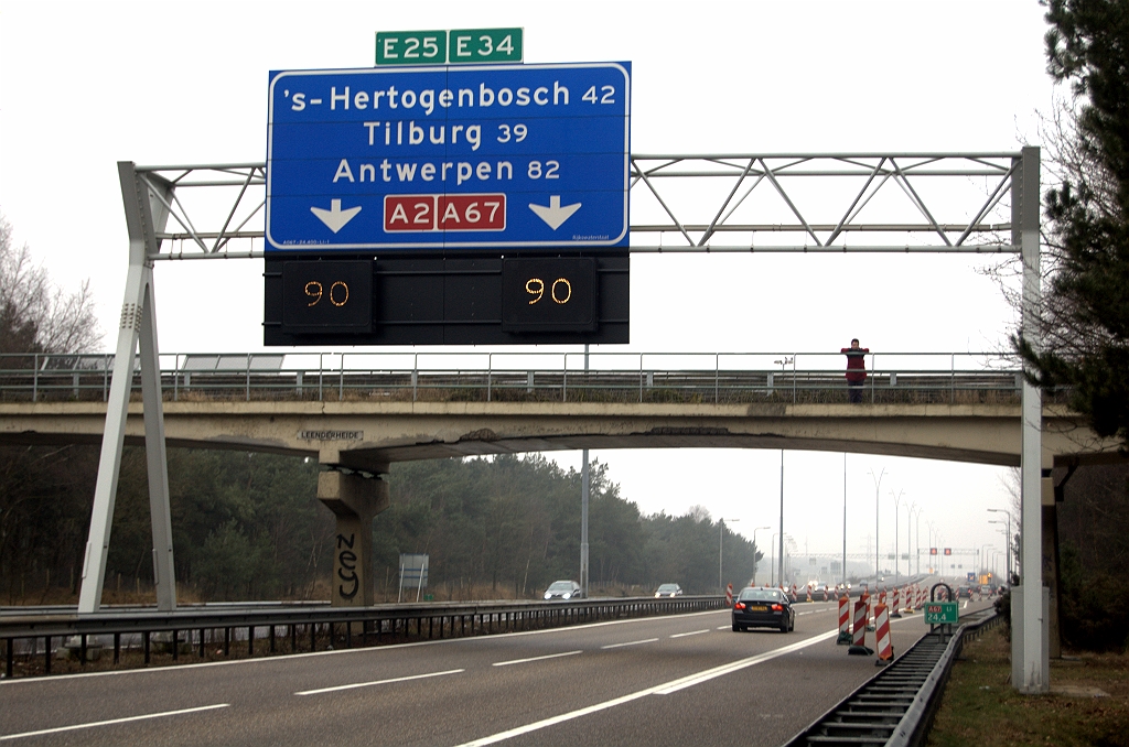 20100207-161355.bmp - Enige bestaande portaalbewegwijzering in de reeks mastborden. En 1 van de laatste artifacten van de dubbelnummering van de A2 en A67 op de Eindhovense "zuidas".