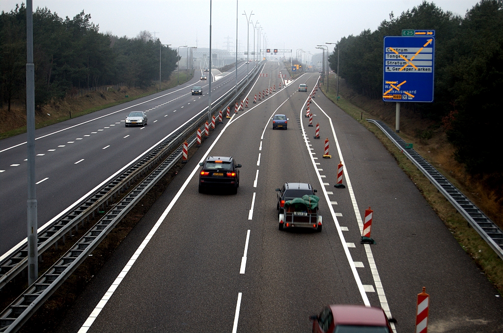 20100207-161907.bmp - ...misschien dat we daarom hier nog een nieuw portaal gaan krijgen. Er zijn een aantal verkeersstops aangekondigd op 10 februari. Uitvoegstrookje lijkt aan de korte kant voor de eindsituatie waarover al het lokaal gericht verkeer zijn weg moet vinden naar de zes afritten.  week 200944 