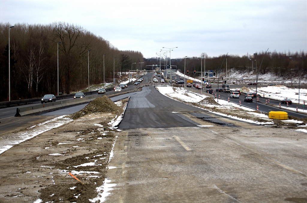 20100213-151709.bmp - We kunnen ons geen dag zonder vorst herinneren deze week. Toch heeft men het voor elkaar gekregen om nieuw asfalt te draaien op de verbindingsweg Helmond-Breda. Tevens een strookje bijgeplakt in de verbindingsweg Helmond-Nijmegen (links), zodat het verkeer ernaartoe kan opschuiven en we een vluchtstrook krijgen aan de andere kant.  week 201005 