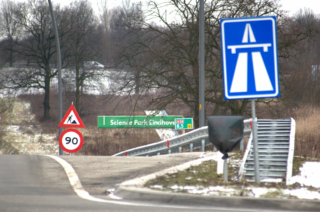 20100213-155012.bmp - Het houten A58 bordje lijkt zijn langste tijd gehad te hebben...