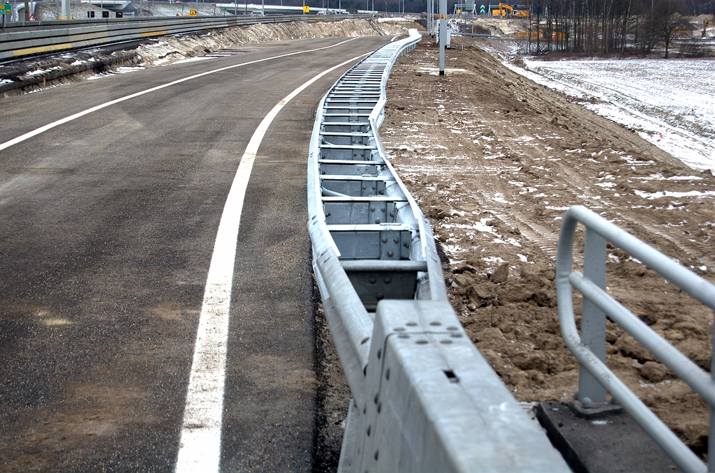 20100213-164115.bmp - Ook al geleiderail geplaatst, en met een staaltje van vakmanschap in een tweetraps contructie aangesloten op de barrier op KW 3.