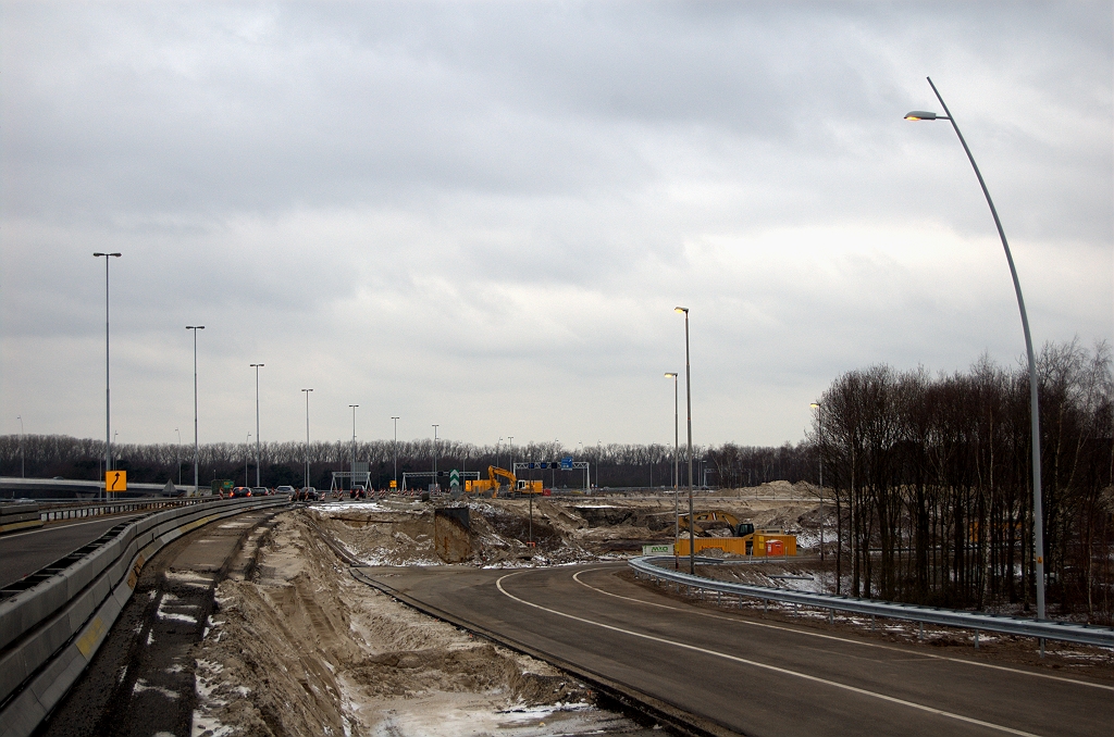 20100213-164744.bmp - Einde permanente lichtmasten: het weer te slopen bypass-je naar de oude verbindingsboog Maastricht-Breda heeft tijdelijke masten.