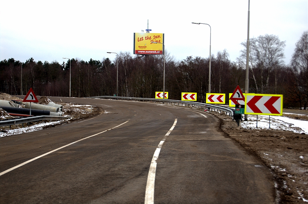 20100213-165240.bmp - ...aansluitend op rijstrook 2 van de oude verbindingsboog. Op het eerste gezicht lijkt het erop dat de fasering met enkele verkeersstops in gebruik kan worden genomen. Toch is er een afsluiting op woensdag 17 februari 22.00 uur tot donderdag 18 februari 05.30. We hebben dan ook de situatie op het punt waar de fasering weer invoegt op de A58 in de richting Breda niet bekeken. Misschien zijn daar ingrijperende maatregelen nodig.  week 200851 