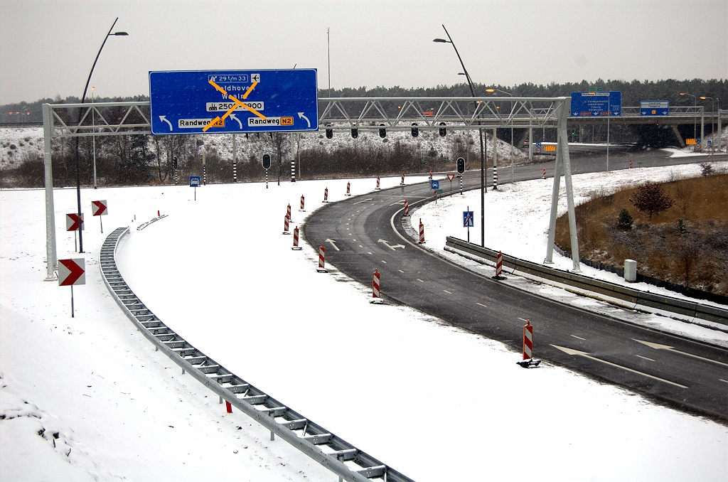 20100214-163749.bmp - Wel een nieuw bord boven een al geruime tijd afgesloten wegvak in de parallelrijbaan vanuit de richting Maastricht naar de rotonde Leenderheide. Het aantal van vijf opstelstroken lijkt te worden gehandhaafd.  week 200946 