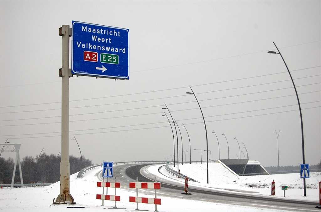 20100214-164510.bmp - Een respectloze actie waarbij de oude mast is gehandhaafd, maar de klassieke aangelichte borden zijn verwijderd en vervangen door een enkel nieuwe stijl bordje. Naar verluidt blijft de ruimte links van de mast leeg en wordt de richting Venlo op een andere manier aangegeven. Klikt U vooral nog eens op onderstaande link, dat komt nooit meer terug.  week 201004 